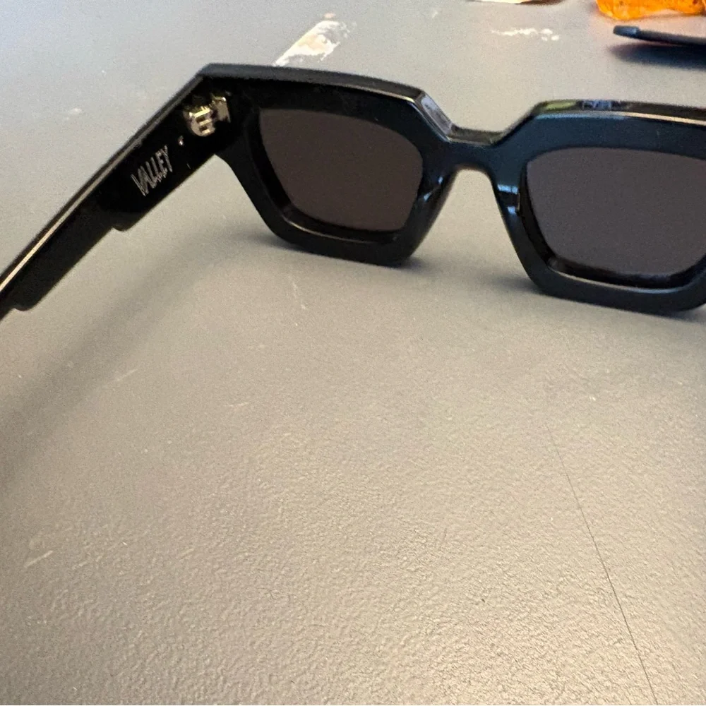 Valley Eyewear Black Geometric Frame Sunglasses